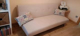 Sofá Cama Beige, no incluye los cojines.