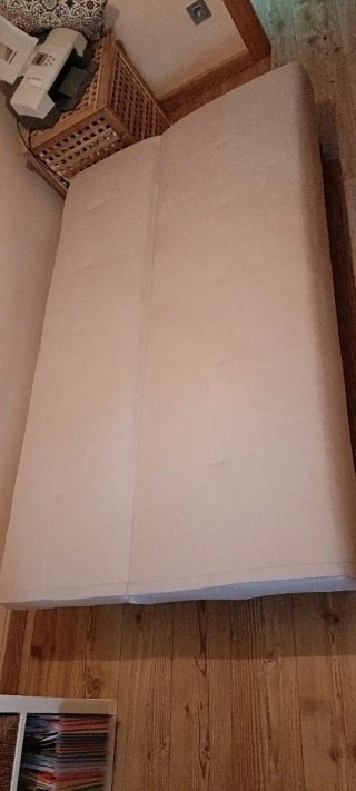 Sofá Cama Beige, no incluye los cojines.