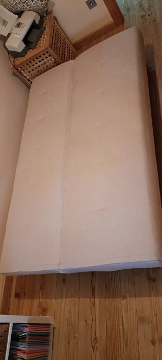 Sofá Cama Beige, no incluye los cojines.