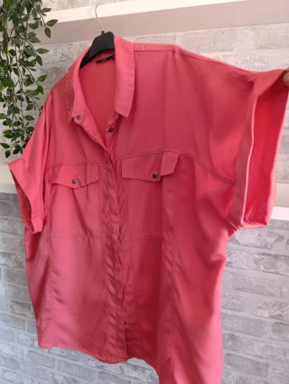 Camisa rosa de manga corta