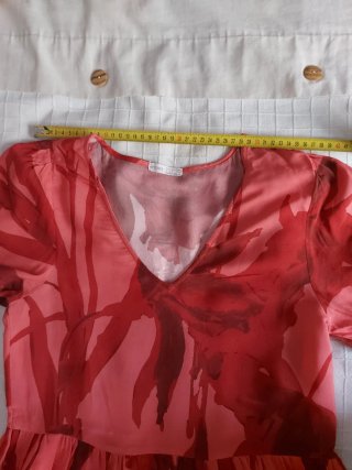 Vestido Oysho floral rosa y burdeos