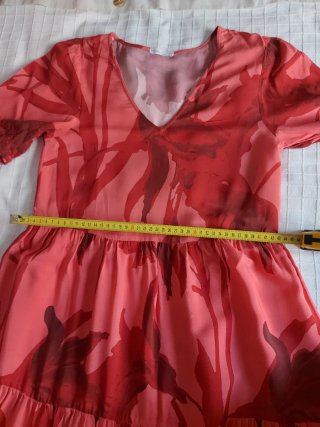 Vestido Oysho floral rosa y burdeos