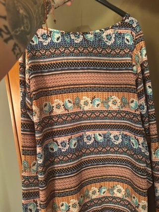 Coordinato abito multicolor e borsetta rosa
