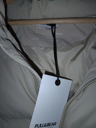 Plumas Pull&Bear Beige