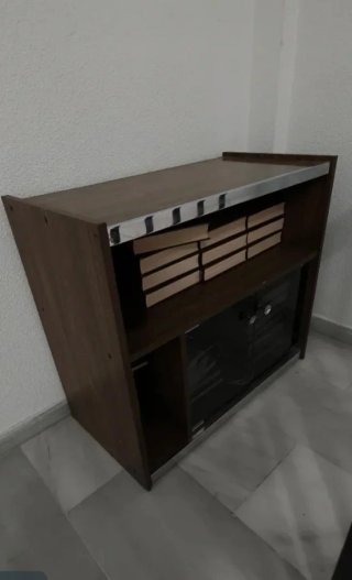 Mueble bajo con puerta de cristal