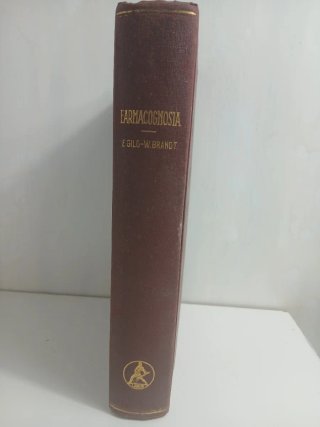 Antiguo libro de material farmacéutica vegetal y