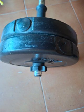 Barra y 4 pesas de 2.5 kg cada una. Para gimnasio.