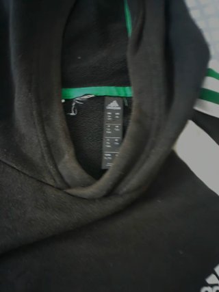 Sudadera Adidas con capucha negra y verde.