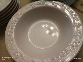 Set di stoviglie in ceramica bianca 18 pezzi con rilievo