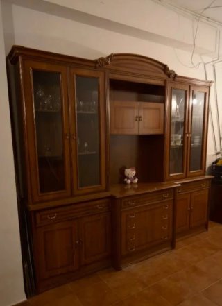 Mueble de madera con vitrinas