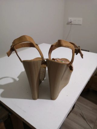 Sandalias cuña piel Mari Paz beige multicolor