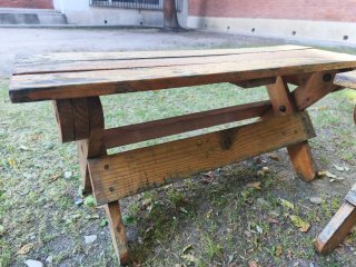 Mesa y 4 banquetas de madera rústica maciza