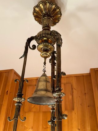 Lámpara de bronce modernista con campana