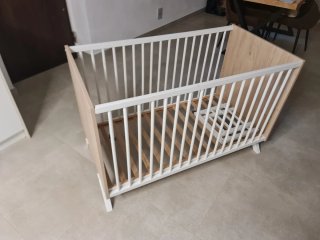 Cuna estilo Montessori madera y blanco