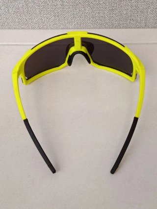 Gafas deportivas amarillas y azules