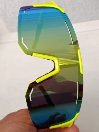 Gafas deportivas amarillas y azules