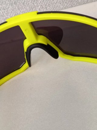 Gafas deportivas amarillas y azules