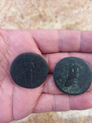 Dos Monedas Romanas, Sestercios de Trajano