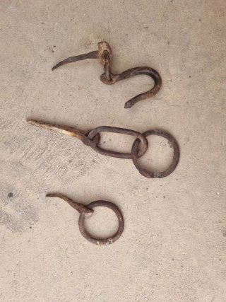 Lote 3 ganchos y argollas metálicas antiguas