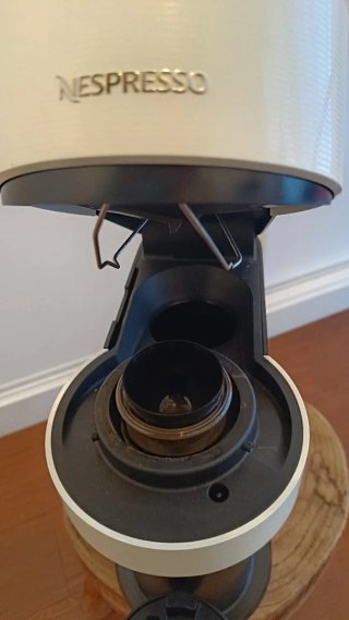 Cafetera Nespresso Vertuo Blanca y Negra