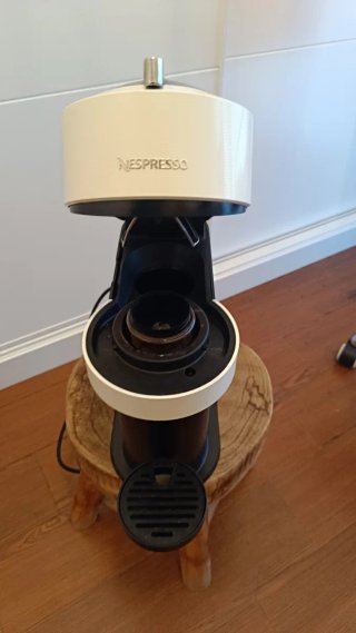 Cafetera Nespresso Vertuo Blanca y Negra