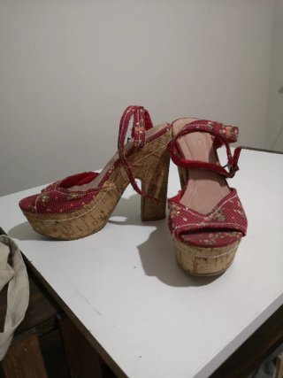 Sandalias de plataforma con estampado floral