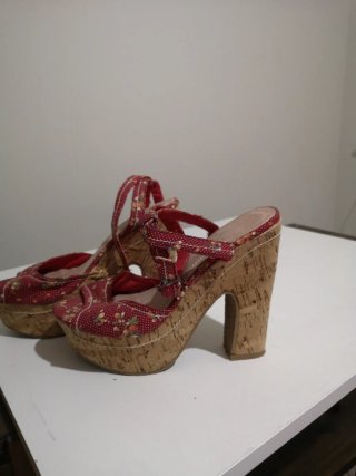Sandalias de plataforma con estampado floral