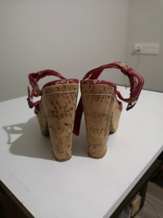 Sandalias de plataforma con estampado floral