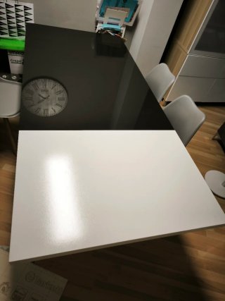 Mesa comedor extensible blanca y cristal negro
