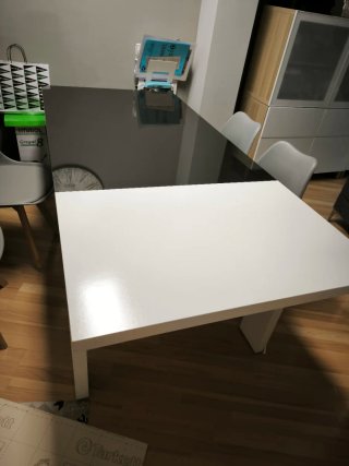 Mesa comedor extensible blanca y cristal negro