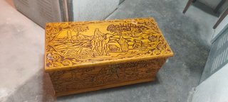 Baúl de madera con diseño labrado