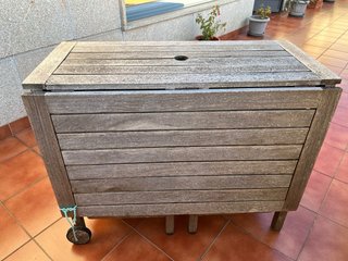 Mesa de jardín plegable con ruedas y cuatro sillas