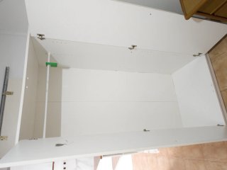 Armario blanco con puertas