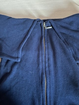 Top blu con zip