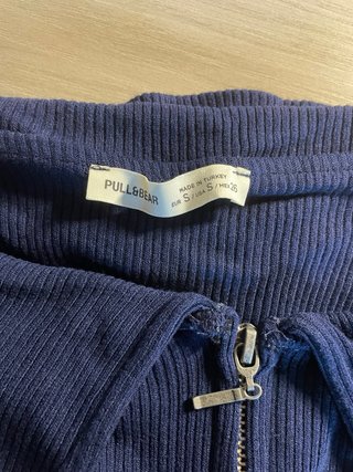 Top blu con zip