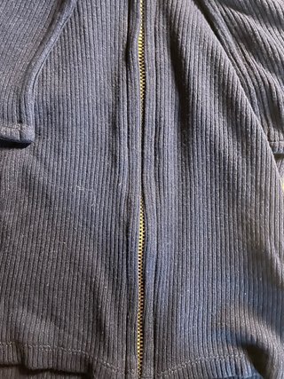 Top blu con zip