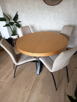 4 sillas de comedor beige y negras muy comodas.