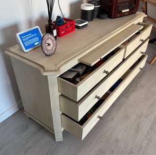 Mueble de salón de madera con cajones