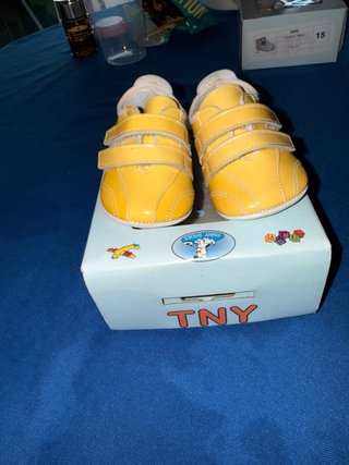 Calzado bebé TNY amarillo talla 16