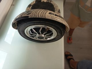 Hoverboard con diseño de periódico