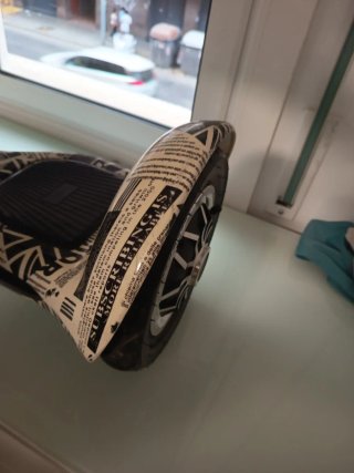 Hoverboard con diseño de periódico