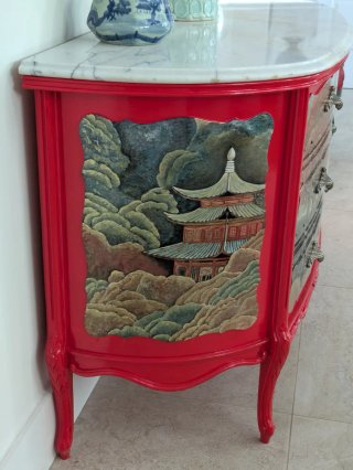 Cómoda antigua con paisajes pintados a mano.