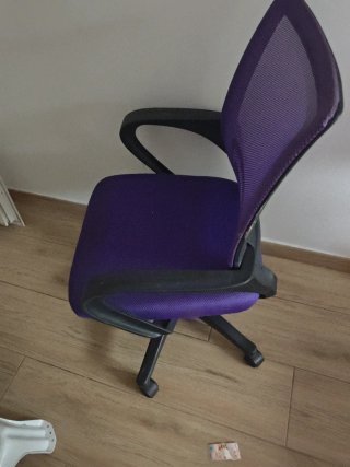 Silla de escritorio morada y negra