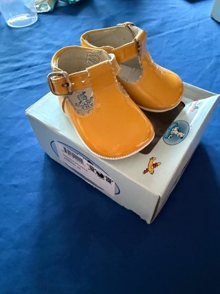Zapatos amarillos bebé talla 16