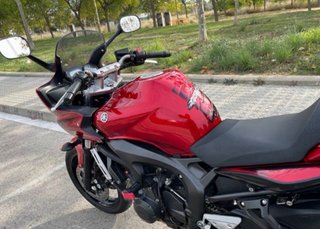 Yamaha FZ2 Naked Roja y Negra