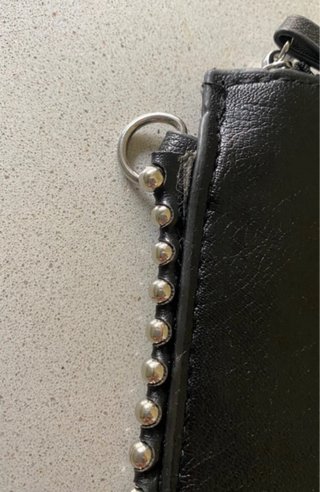 Bolso negro con cadena y tachuelas