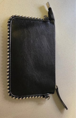 Bolso negro con cadena y tachuelas