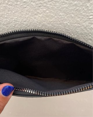 Bolso negro con cadena y tachuelas