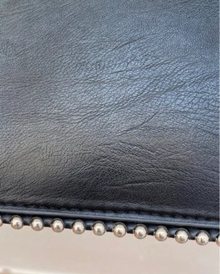Bolso negro con cadena y tachuelas