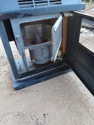 Estufa de gasoil negra con detalles dorados